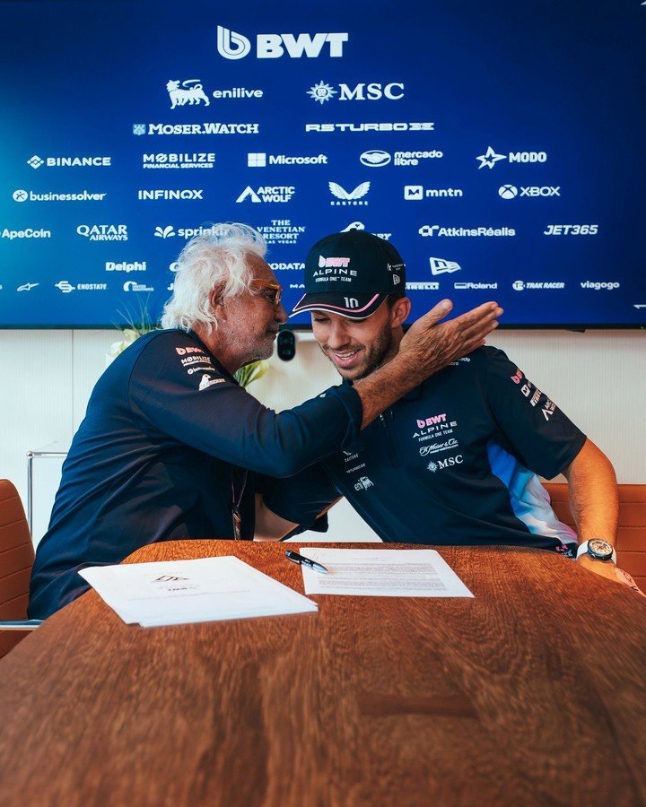 Briatore y Gasly en la firma del contrato de extensión del francés hasta el 2028.