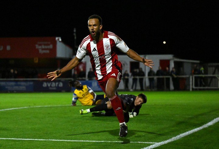 Brackley goléo a Woking y se clasificó al cuadro principal de la FA Cup. (@EmiratesFACup)