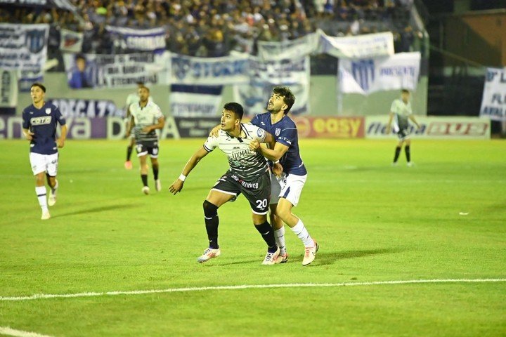 Rostagno y Pantaleone luchan en la noche de Ezeiza (Foto: Prensa Estudiantes)