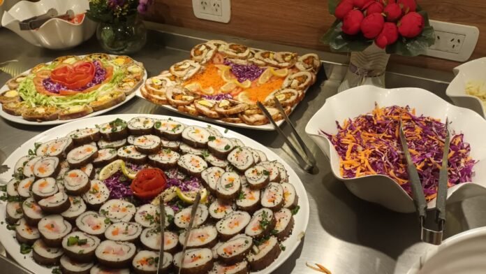 Clayt Córdoba, el gran diente libre de la ciudad, presenta una propuesta única para celebrar las noches vísperas de Navidad y Año Nuevo.