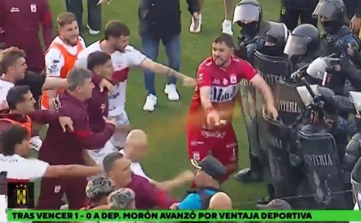 El momento donde los jugadores de Morón se pelean con la Infanteria