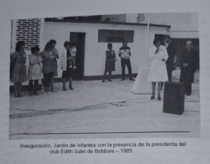 Edith Salvi en la inauguración del Jardín de Infantes de Midland, en 1985.