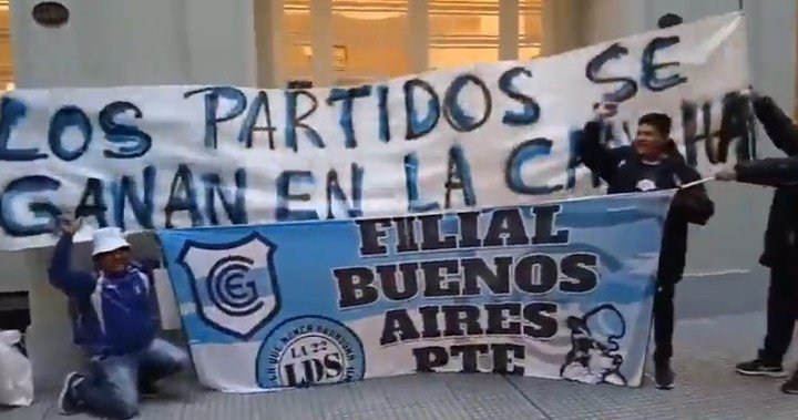''Los partidos se ganan en la cancha'', la protesta de los hinchas de Gimnasia de Jujuy en AFA.