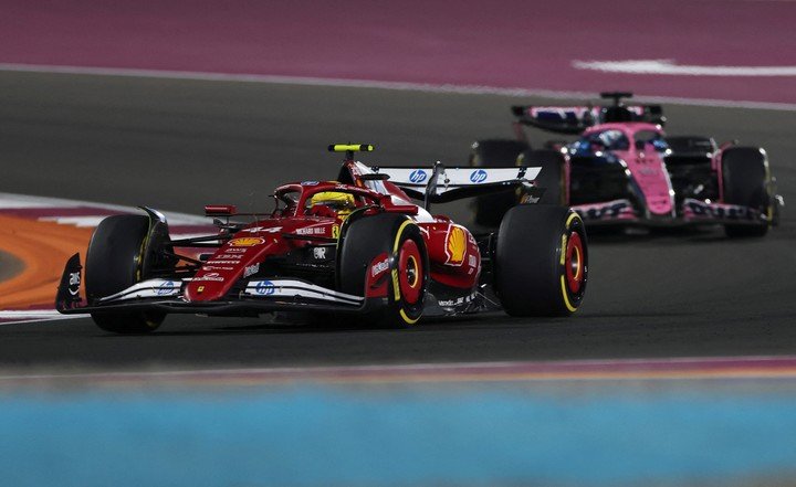 Lewis Hamilton y Pierre Gasly tras largar desde los pits (Reuters).