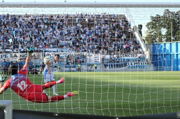 La atajada de Enzo Álvarez que le dio el ascenso a Bolívar.