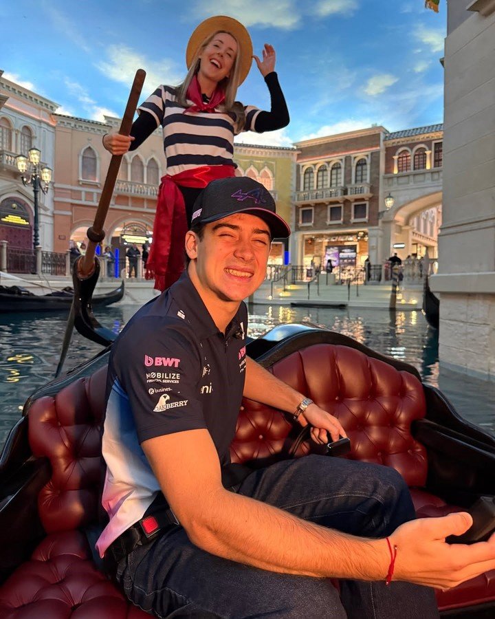 Colapinto navegando por el canal que imita a Venecia.
(@alpinef1team)