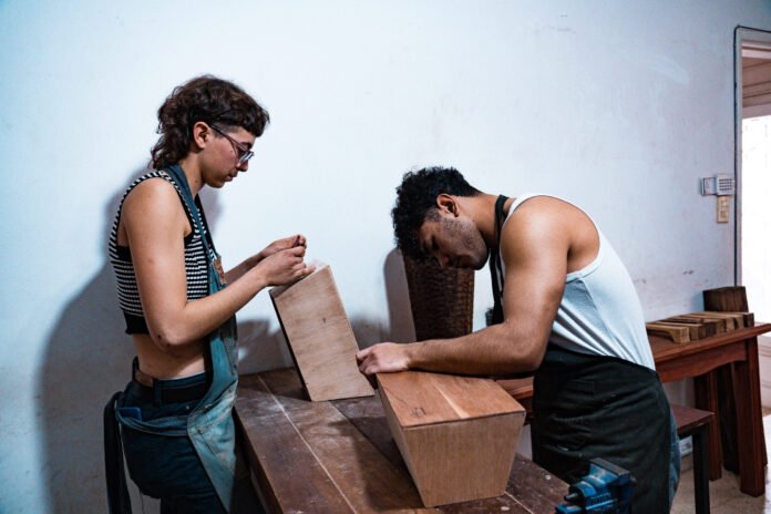 Taller gratuito de maderas recicladas para luthería y carpintería