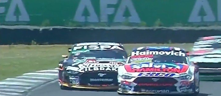 El momento previo al intento de Santero de hacerle la tijera a Werner en la segunda curva de la primera vuelta de la tercera serie del TC en Paraná.