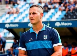 Trabajó para el Barcelona, ascendió con Riestra y está a un paso de Chacarita