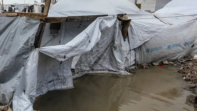 Una carpa colapsada por la lluvia