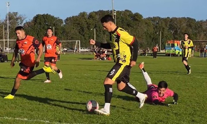 Matías Suárez en un fútbol amateur en Córdoba.