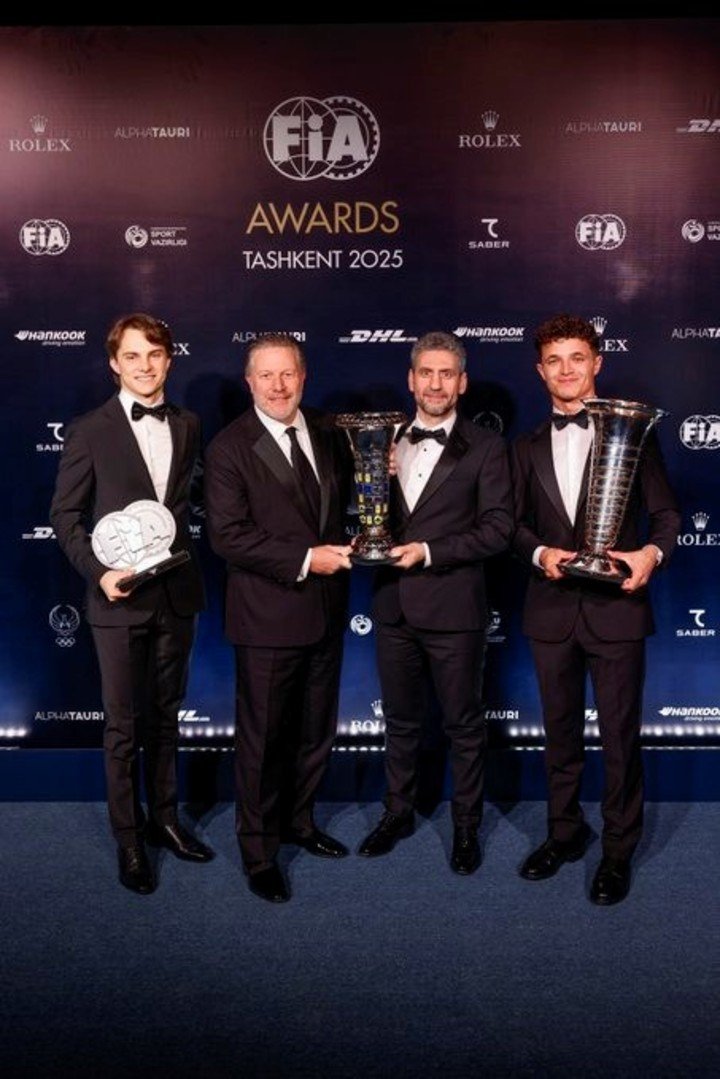 Lando Norris recibió el trofeo de campeón de la Fórmula 1 (Prensa Fórmula 1).