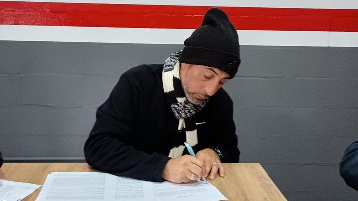 Cristian Díaz en su firma con Morón en 2024.