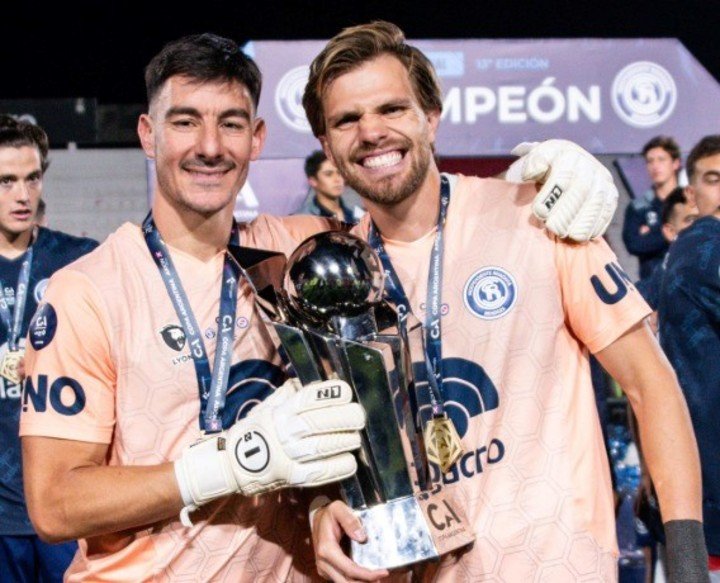 Ezequiel Centurión junto a Gonzalo Marinelli con la Copa Argentina (Prensa CSIR).