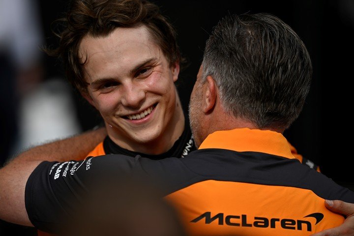 Zak Brown cargó a Piastri (AP Photo).