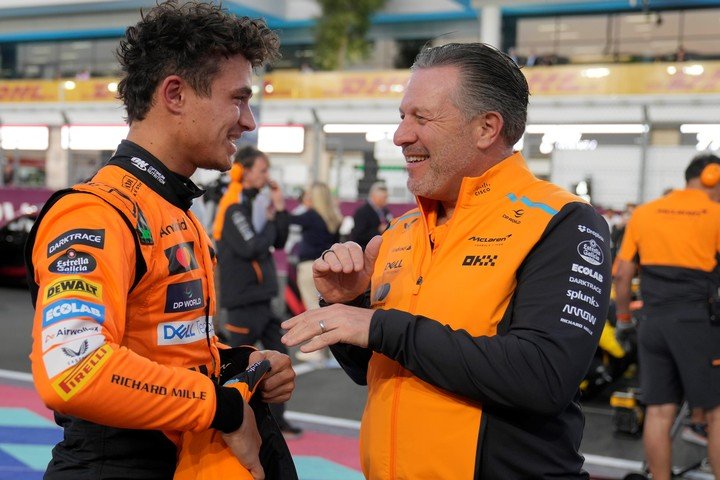 Brown también cargó a Norris (AP Photo).