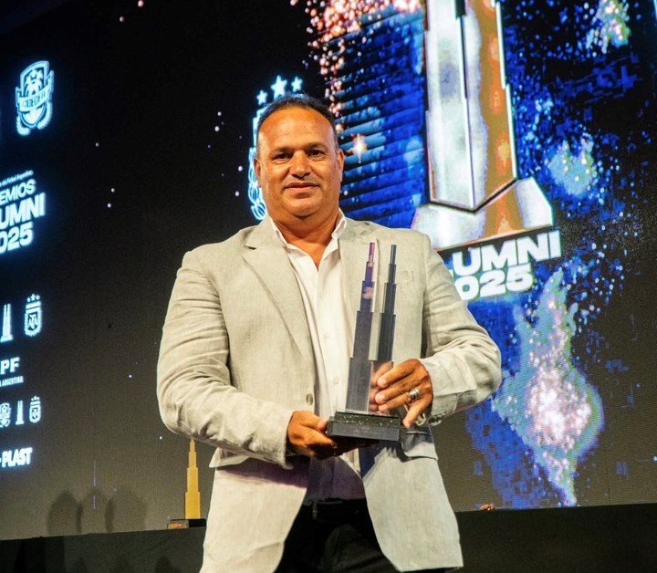 Leonardo Fernandez, reconocido con el Premio Alumni como Director Técnico Destacado.