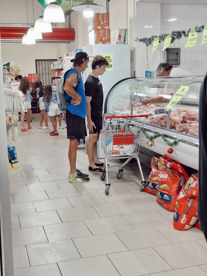 Colapinto, con papá Aníbal, en la carnicería de un súper en Giles.