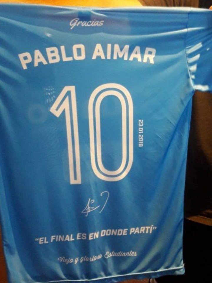 La camiseta que usó Aimar en su retiro.