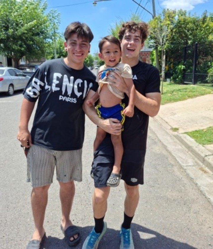 Colapinto con fans en Giles.