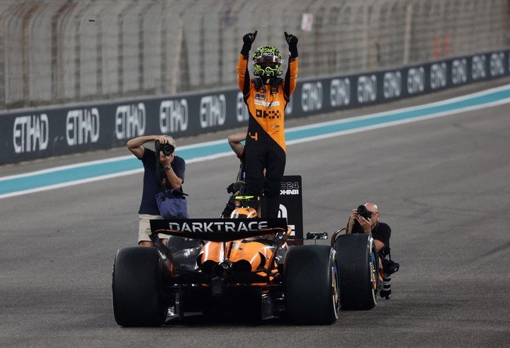 La celebración de Lando Norris en Abu Dhabi en 2024 tras ganar la carrera. ¿Logrará su primer título de pilotos?
(REUTERS/Jakub Porzycki).