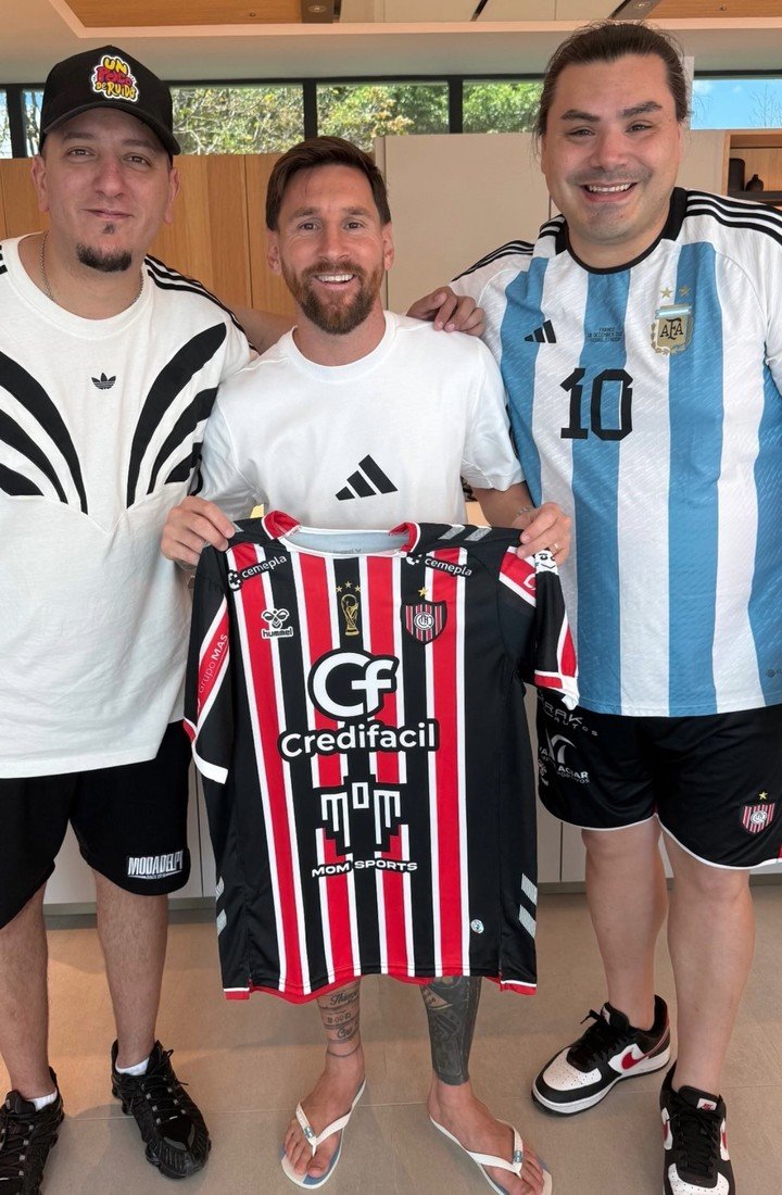 Messi posando con la camiseta de Chacarita. (FOTO: Instagram | sebasubia).