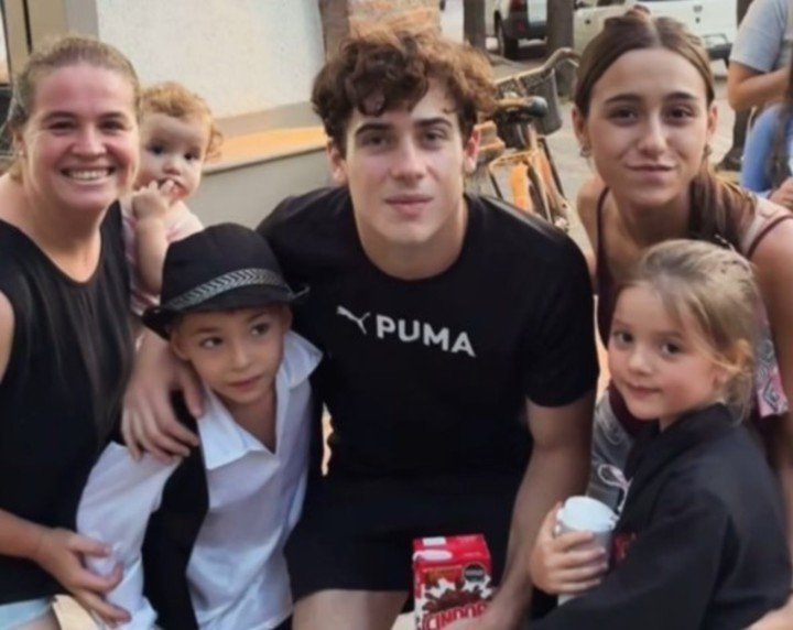 Colapinto y la chocolatada. Desde que la mostró en las fotos, fue furor en ventas.