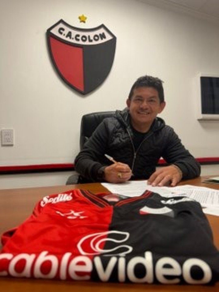 El Pulga Rodríguez en su firma con Colón (Foto: Prensa Colón)
