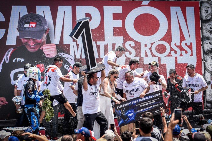 Así festejó el equipo de Matías Rossi el título en el podio, junto al Misil.
(Prensa TC2000).