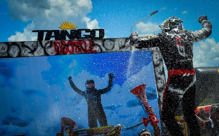 Los festejos de Matías Rossi tras bajarse de su Toyota Corolla Cross y consagrarse por sexta vez en el TC2000.
(Prensa TC2000).