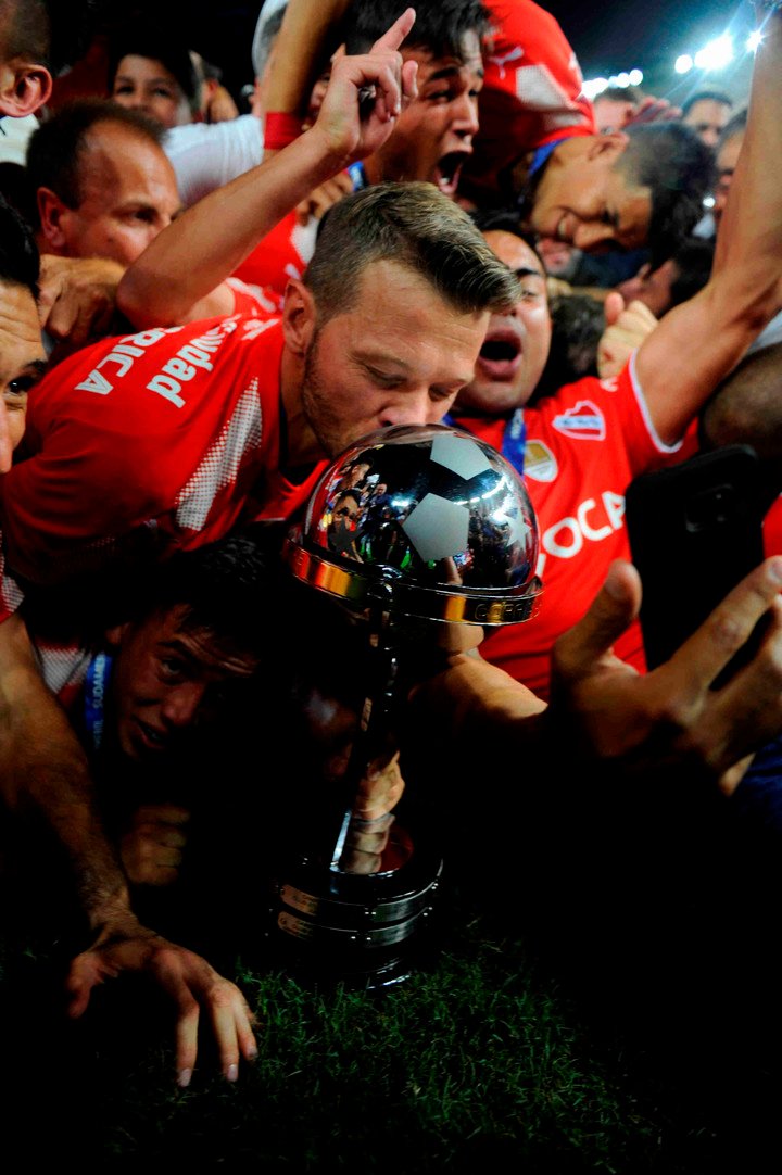 Nico Domingo besa la Sudamericana con Independiente.
