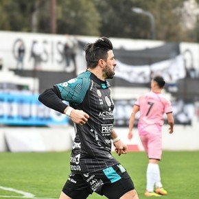 El delantero que juega en el Ascenso y fue el máximo goleador del fútbol argentino en 2025 