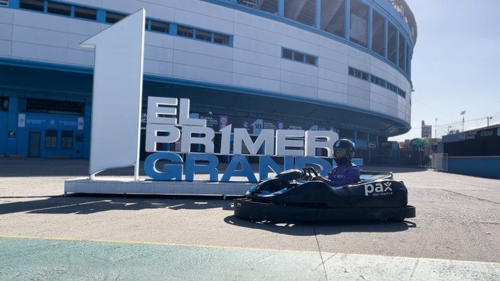 Sebastián Caram con el karting en la cancha de Racing. (Pax Assistance)