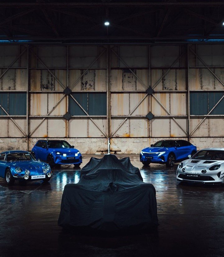El A526, rodeado de otros Alpine de calle. (@alpinef1team)
