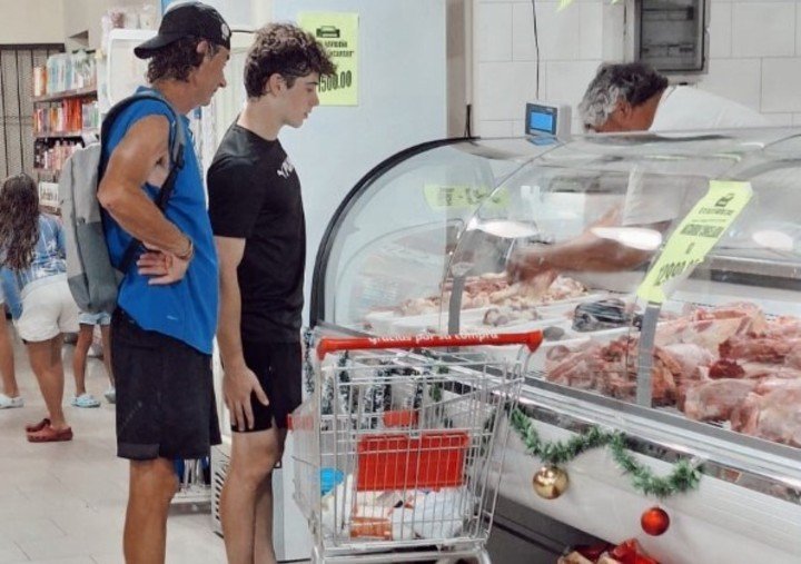 Colapinto, con papá Aníbal, en la carnicería de un súper en Giles, no parecía preocupado por el tema.