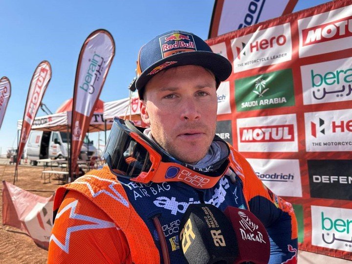 Daniel Sanders sufrió una penalización en la sexta etapa, pero se mantiene como líder de la general en motos.