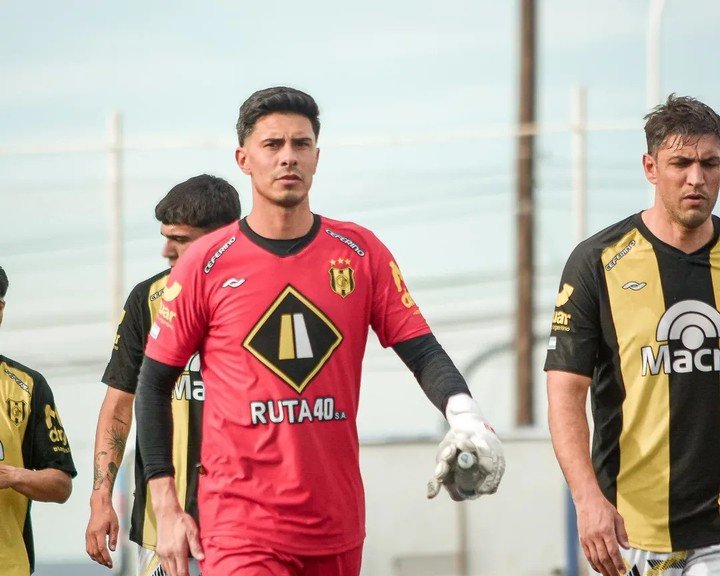 Mauricio Nievas, arquero de Deportivo Madryn. (@maurinievas).