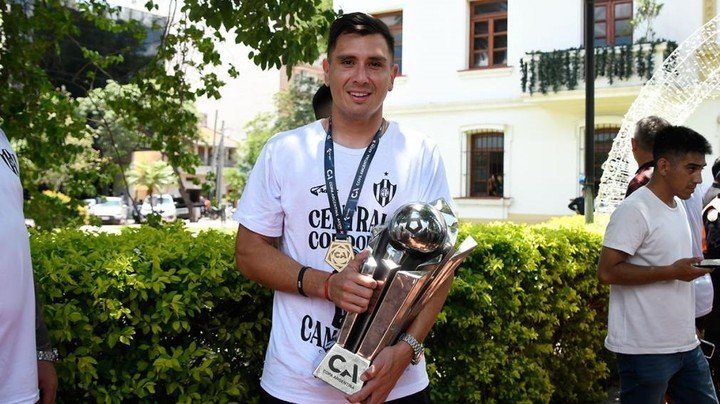 Cristian Kily Vega posando con la Copa Argentina. 