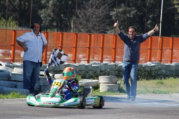 Franco Colapinto corriendo en karting. Detrás, su papá, Aníbal. (IG)