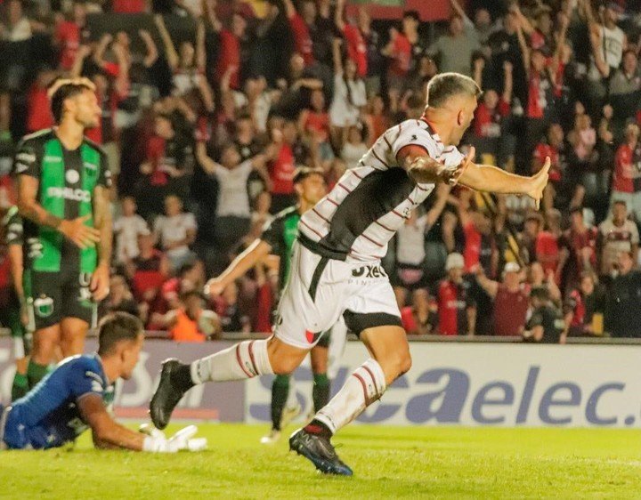 El festejo de Gigliotti luego de convertir un gol (Prensa Colón).