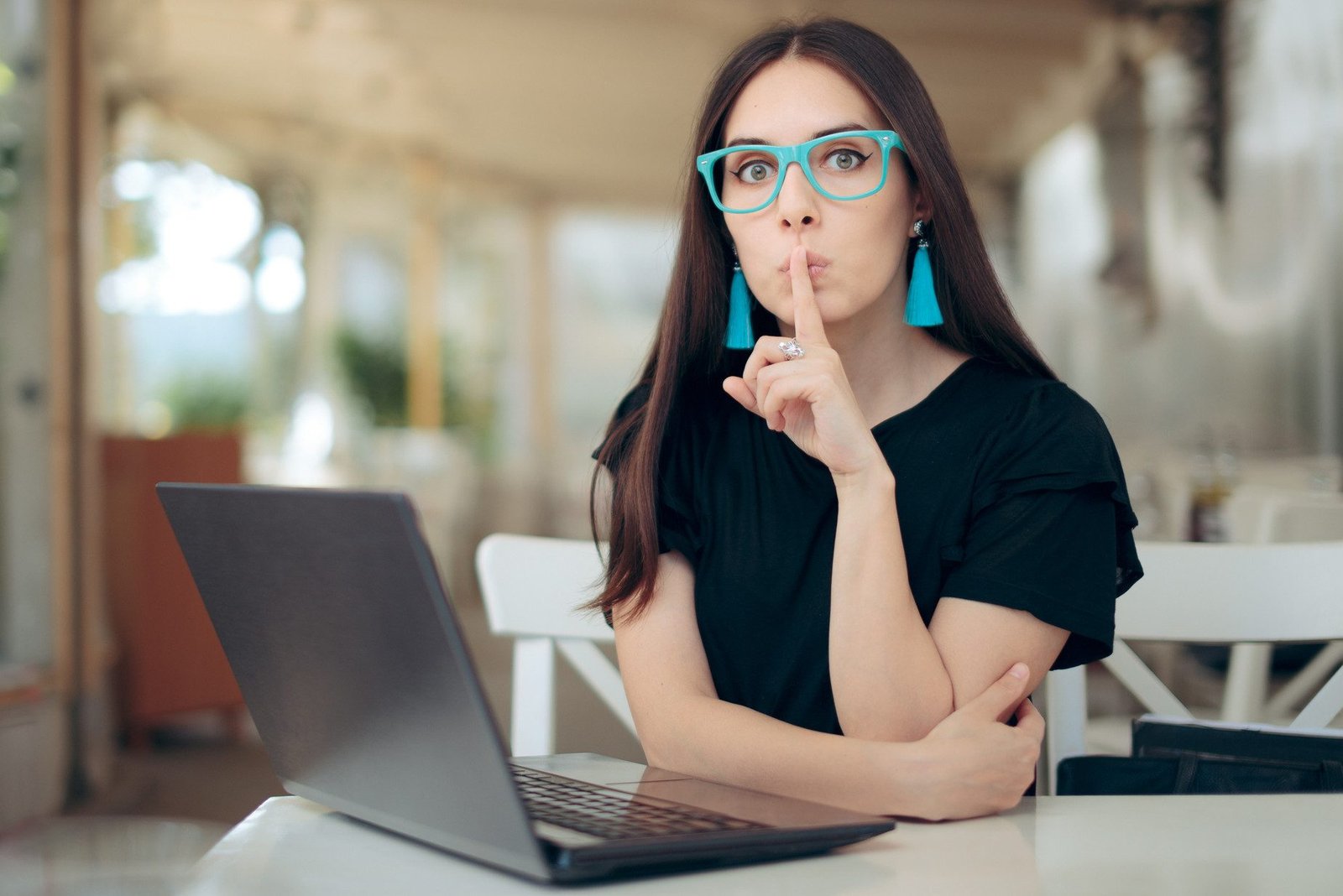 Mujer hace un gesto de silencio con el dedo