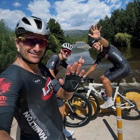 Scaloni no afloja ni en su descanso: tres horas y casi 100 kilómetros en bicicleta en Córdoba