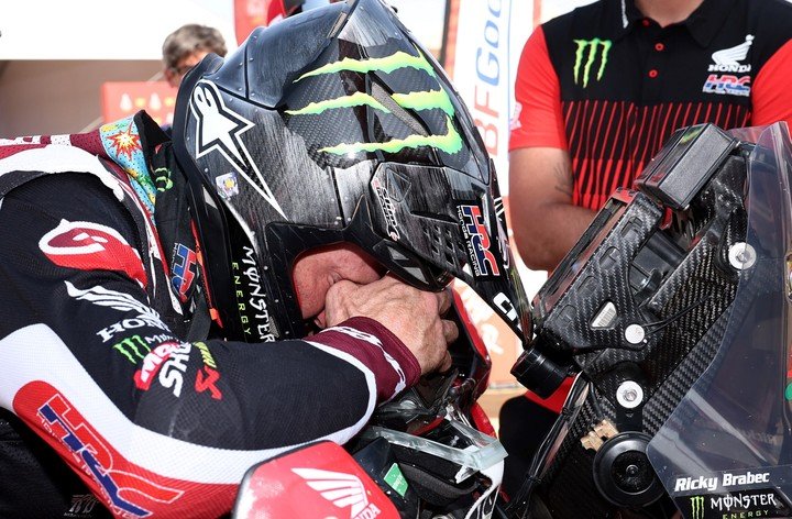 La desolación de Brabec tras enterarse de su segundo puesto. (REUTERS/Stephane Mahe)