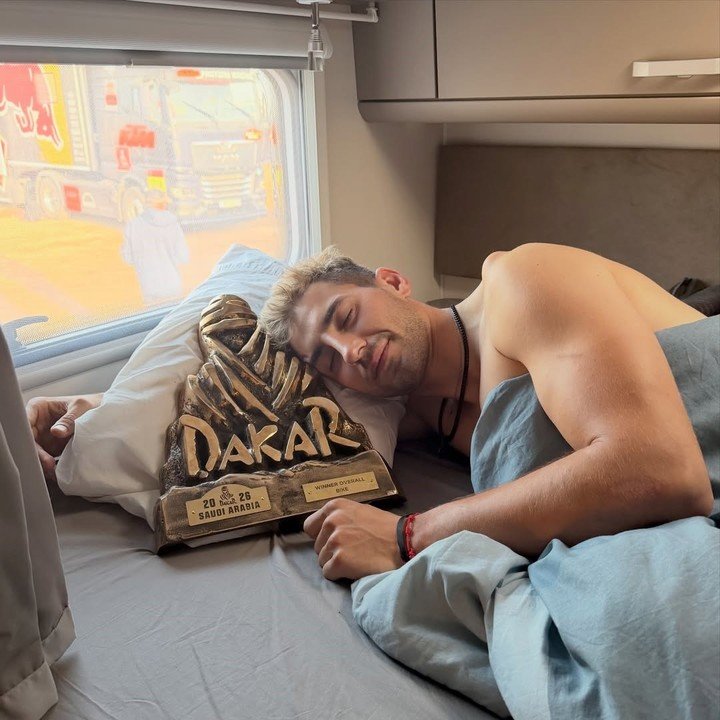 Luciano Benavides durmió con el Touareg; parecido a Lionel Messi con la Copa del Mundo. (@l.benavides77)