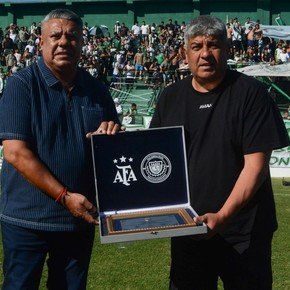 Con Chiqui Tapia entre los invitados, Camioneros se estrenó en la Primera B e inauguró tribuna