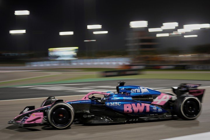 El Alpine, aún sin FC43 al volante, en Bahrein en 2025. (AP Photo/Darko Bandic).
