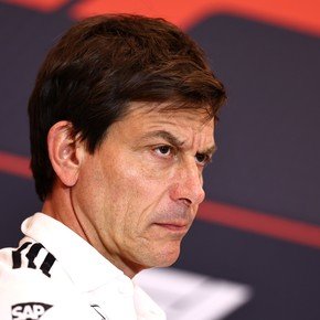 Los motores Mercedes siguen en la mira y el equipo de Colapinto escucha con atención...