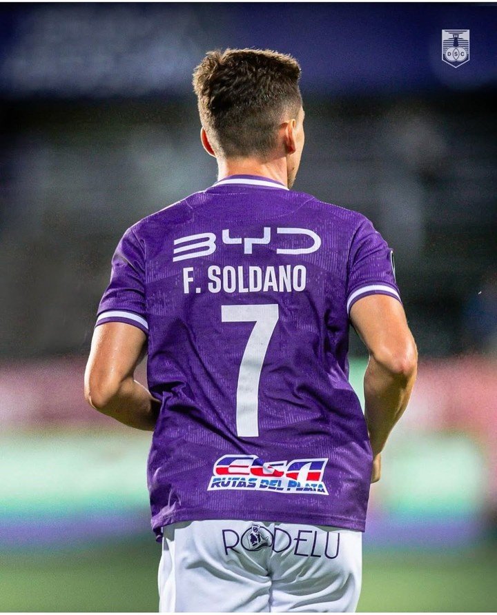 Soldano, con la 7 en el Violeta.