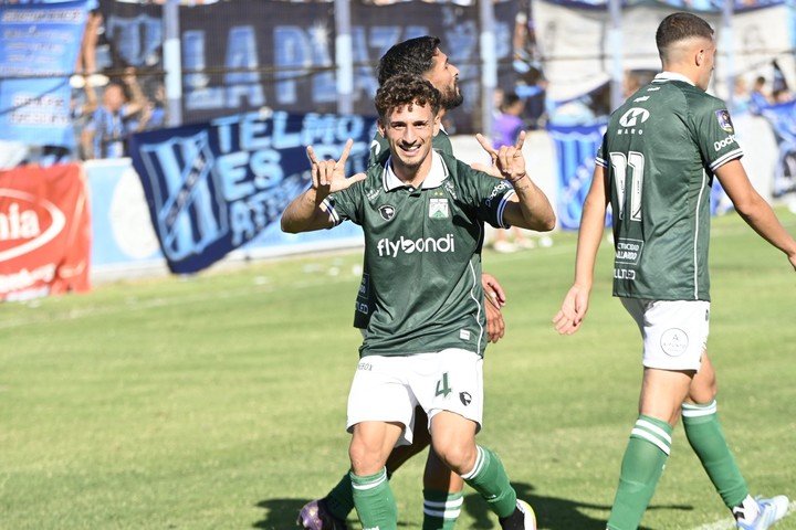 Nazareno Kihm y su festejo ante San Telmo en Isla Maciel tras su golazo. (Prensa Ferro C. Oeste)