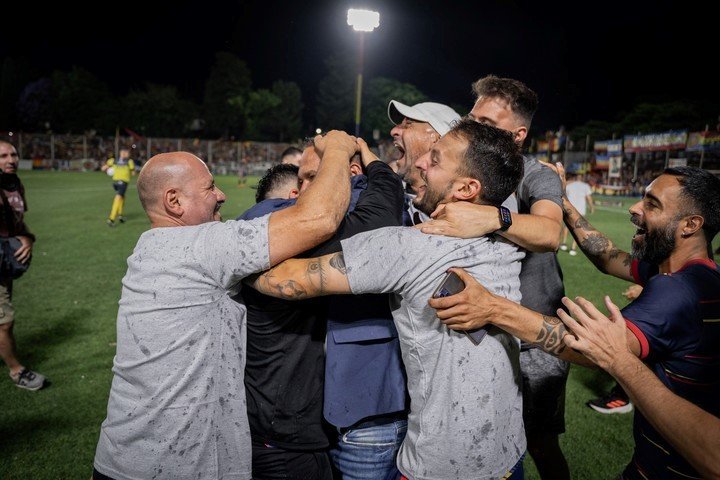 Así festejó Fernández el ascenso de Colegiales al Nacional. (Foto: Gentileza Matías Princ)